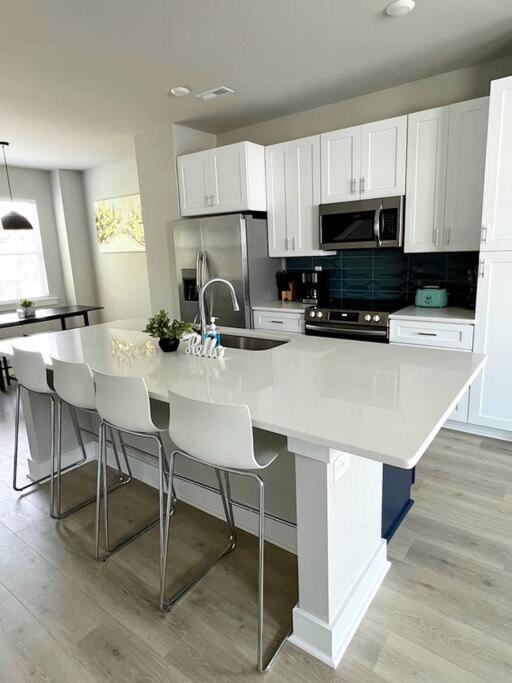 Brand New Build 10 Min- Uptown Villa Charlotte Exterior photo